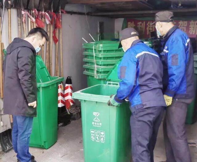 市纪委监委为秀水社区投放30对分类垃圾桶