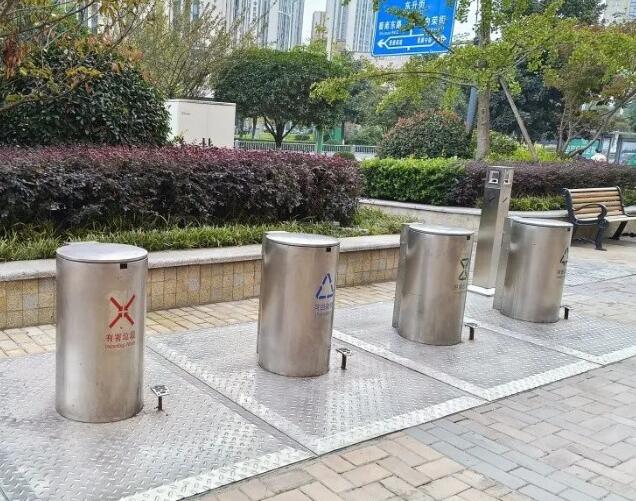 不锈钢地埋式垃圾桶亮相崇州